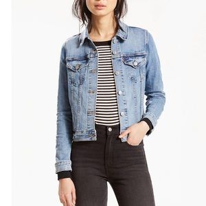 NWT WOMENS LEVI’S ORIGINAL TRUCKER JACKET IN JEANIE size small